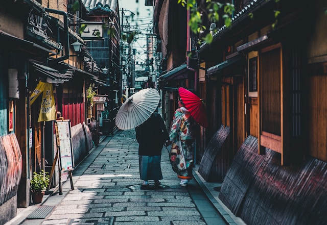 kyoto-japanese-traditional-houses-street-people-kimono