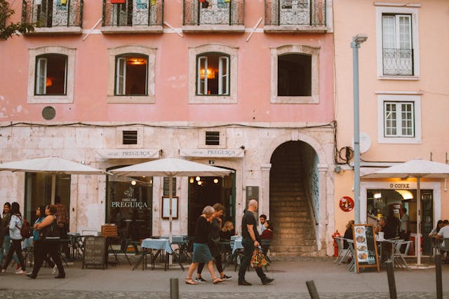 lisbon street peolple walking restaurants