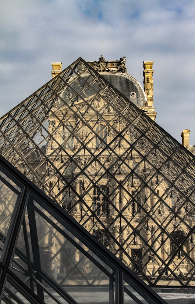 louvre museum paris glass pyramid